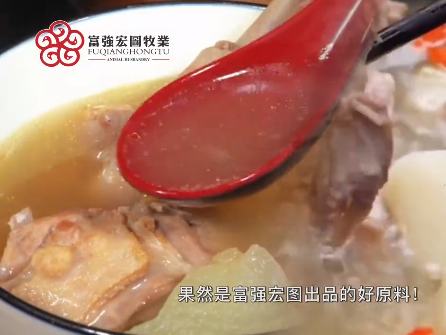 汤如美酒一饮而尽，舌舔唇边回味无穷
